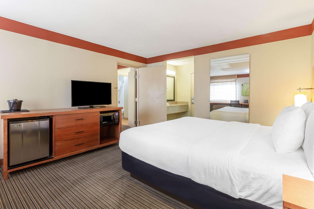 La Quinta Inn & Suites by Wyndham Chicago Tinley Park 21/47