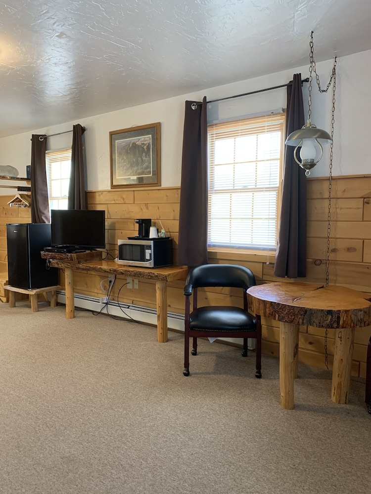 Chinook Winds Motel 48/76