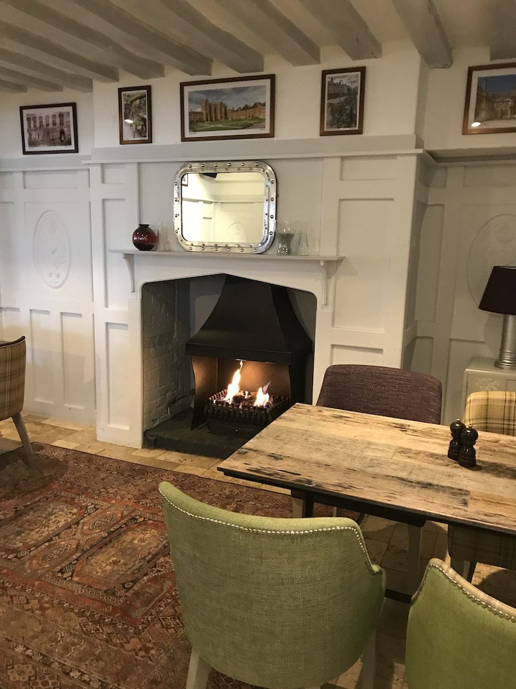 Deddington Arms 24/34