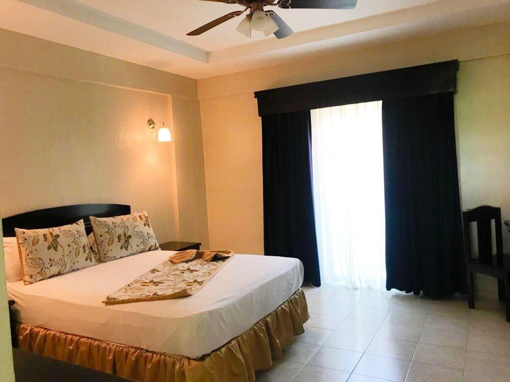 غرفة بسرير مزدوج
