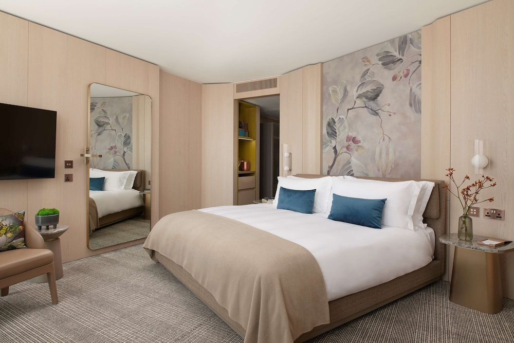 DELUXE, KING BED