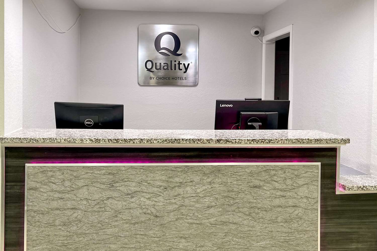 Quality Inn & Suites Columbus West 1/5
