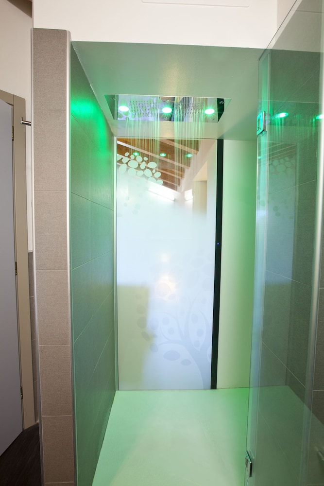 Harmony Suite Hotel 43/44