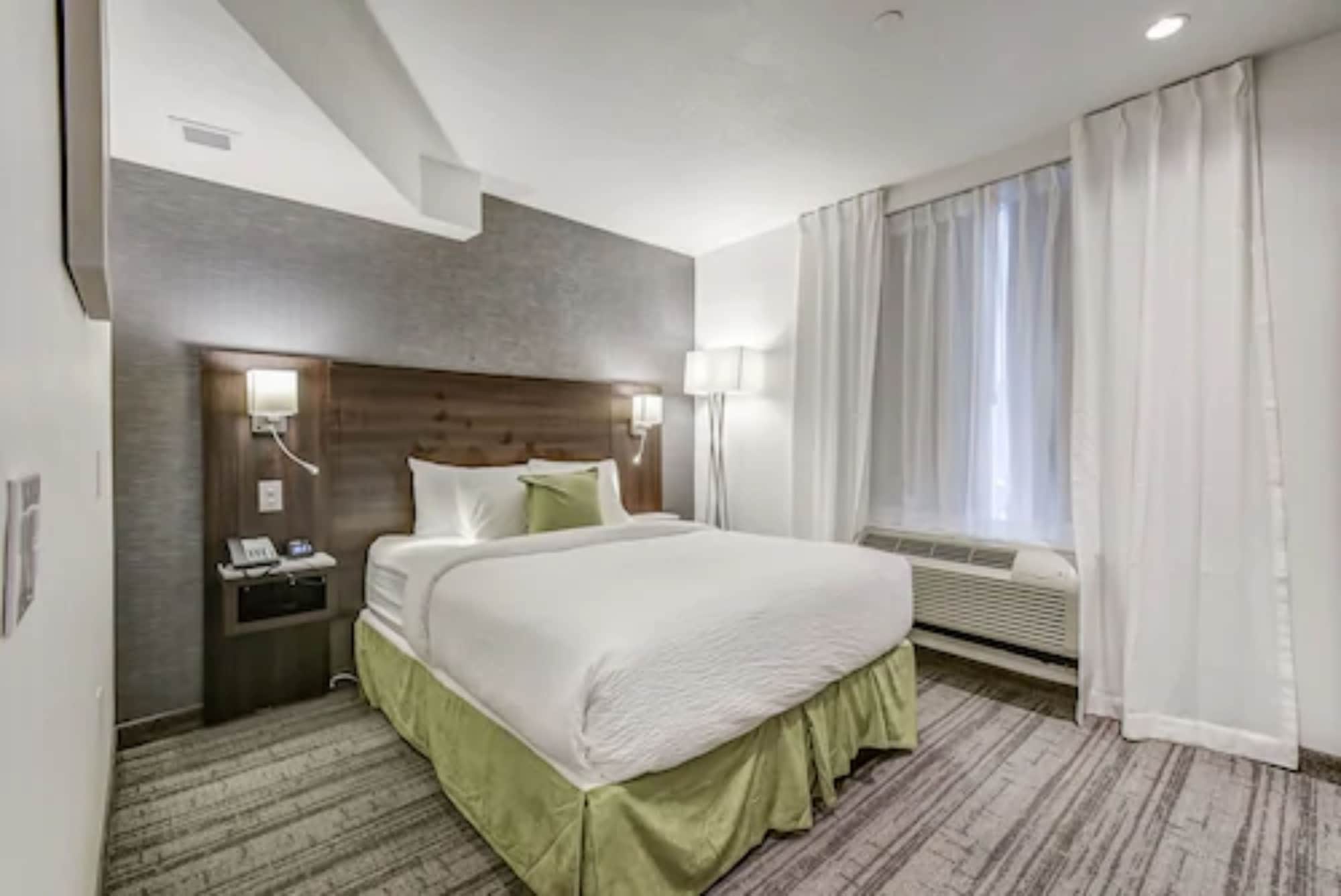 STANDARD, QUEEN BED