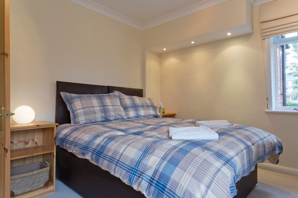 Poplar House Serviced Apartments 10/27