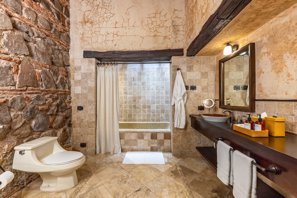 MASTER, SUITE, KING BED
