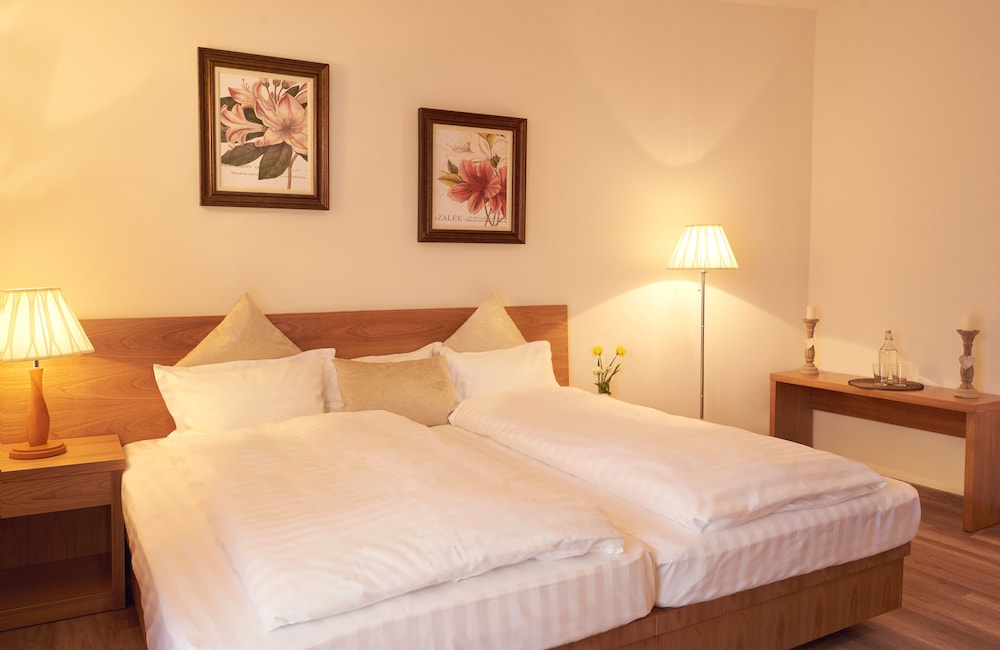 ROOM, DOUBLE BED