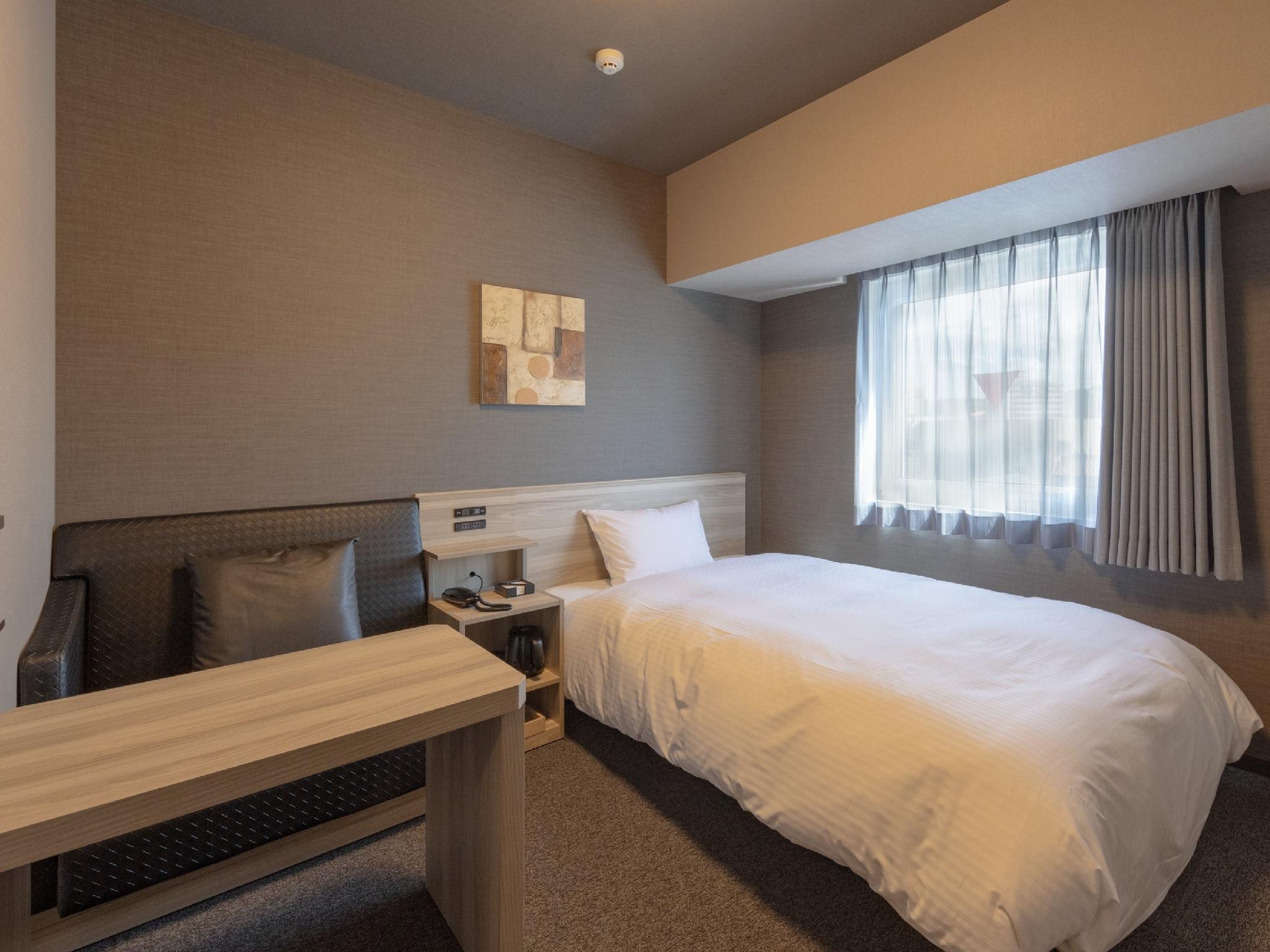 Room, Single, Electronic Cigarette Only