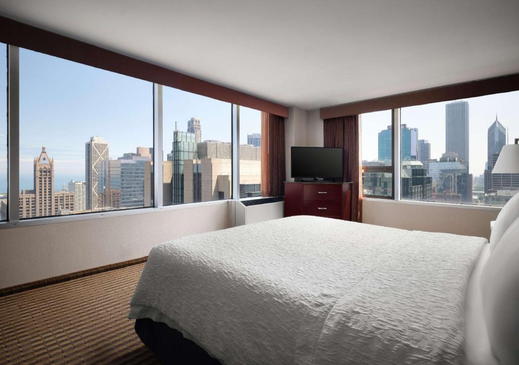 SUITE, KING BED, LAKE VIEW