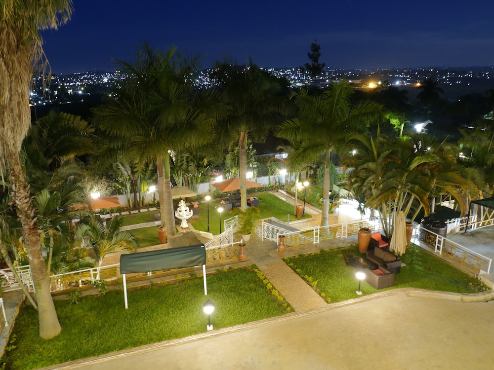 Ivory Castle Boutique Hotel 25/27