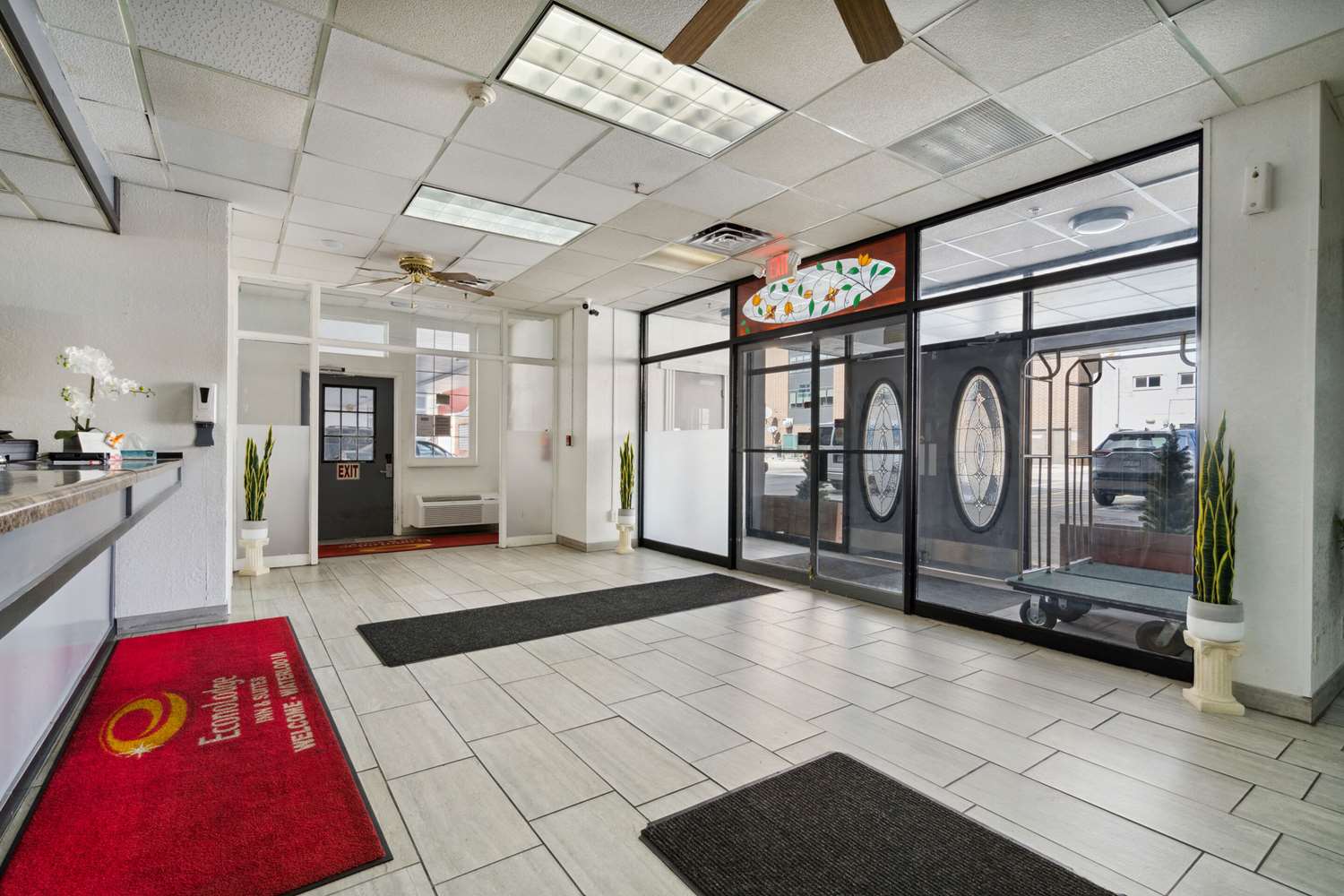 Econo Lodge Inn & Suites Waterloo Downtown 27/30
