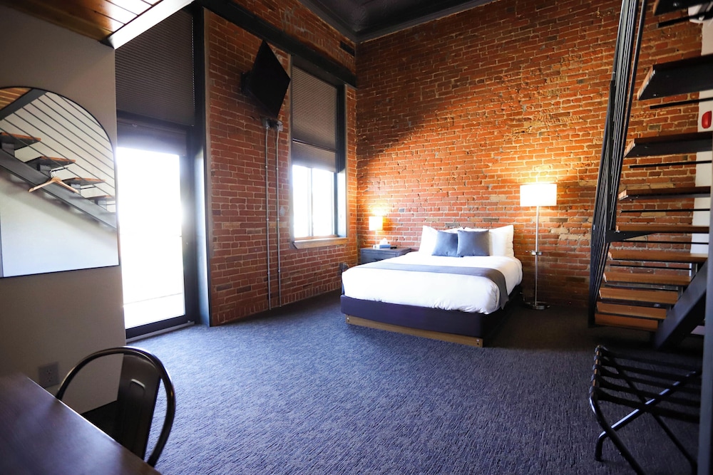 The Hotel Sturgis 16/50