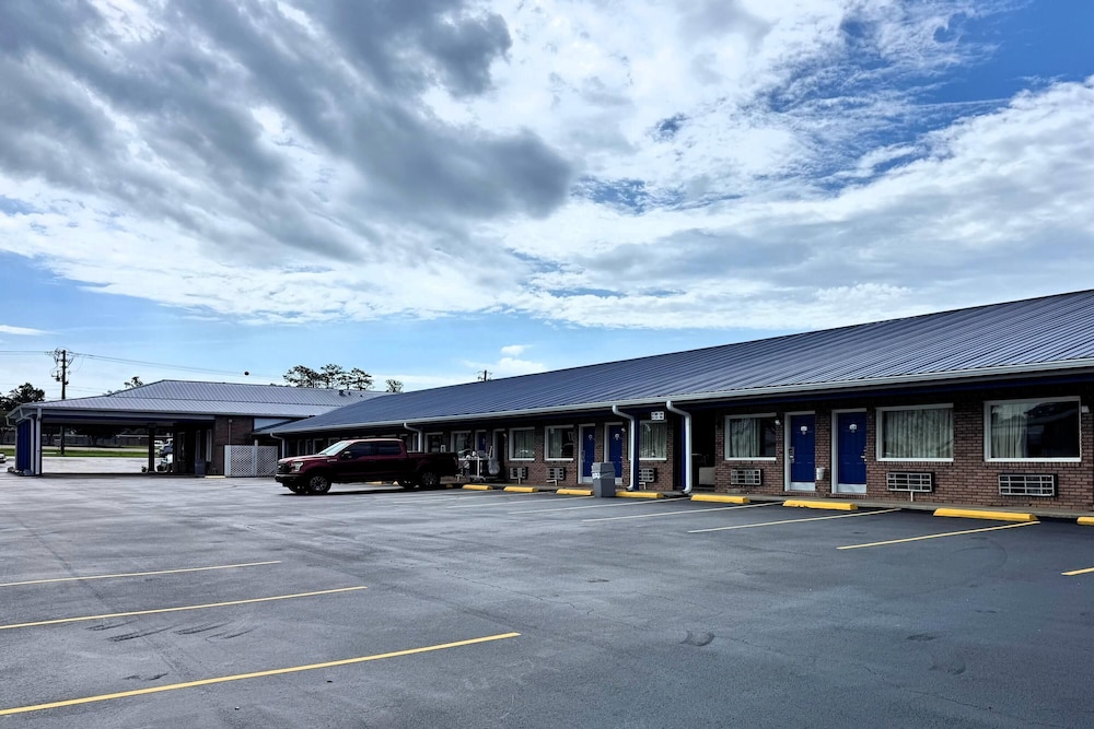 Travelodge by Wyndham Thomasville AL 3/50