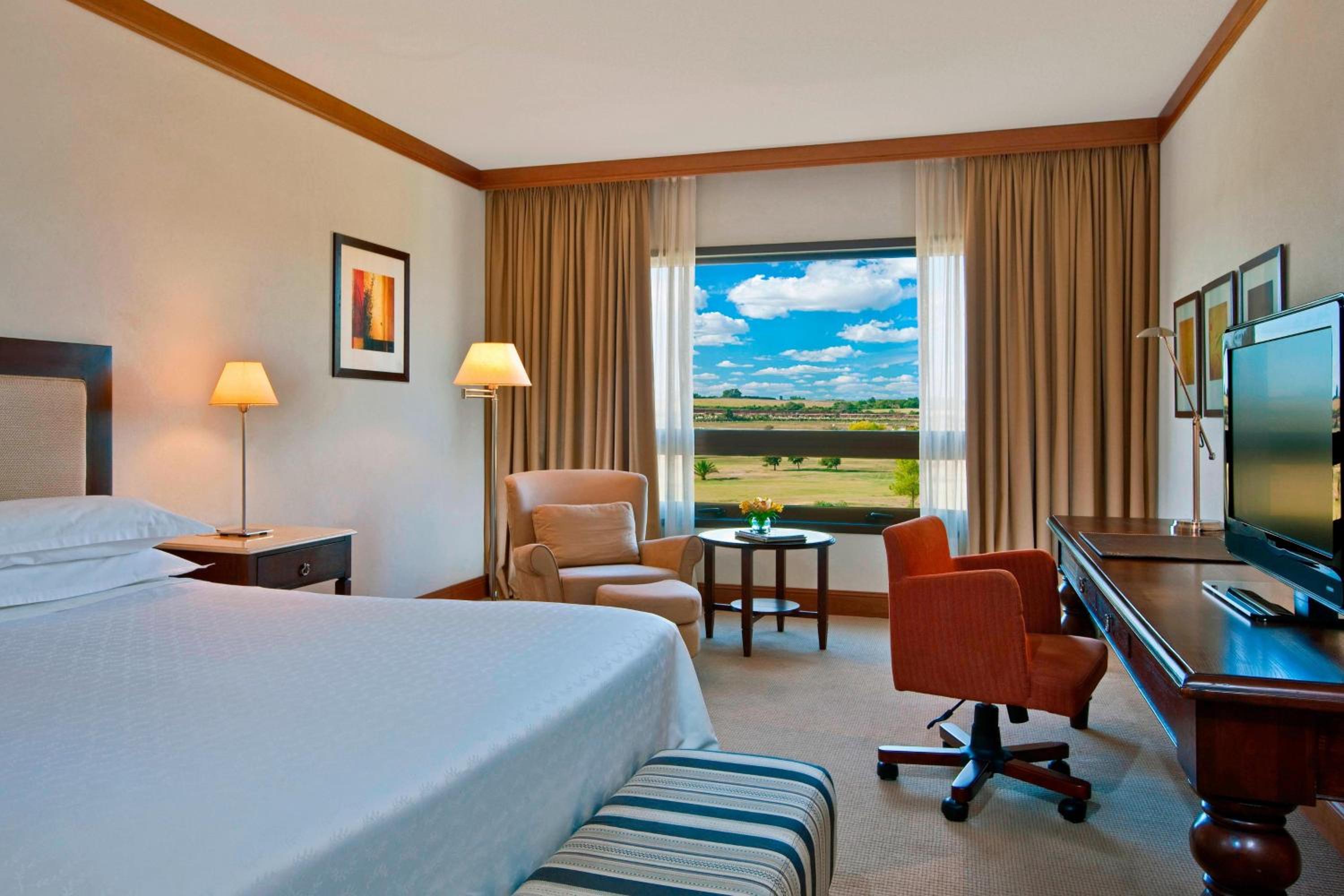 Guest Room, King Bed, Golf Course View