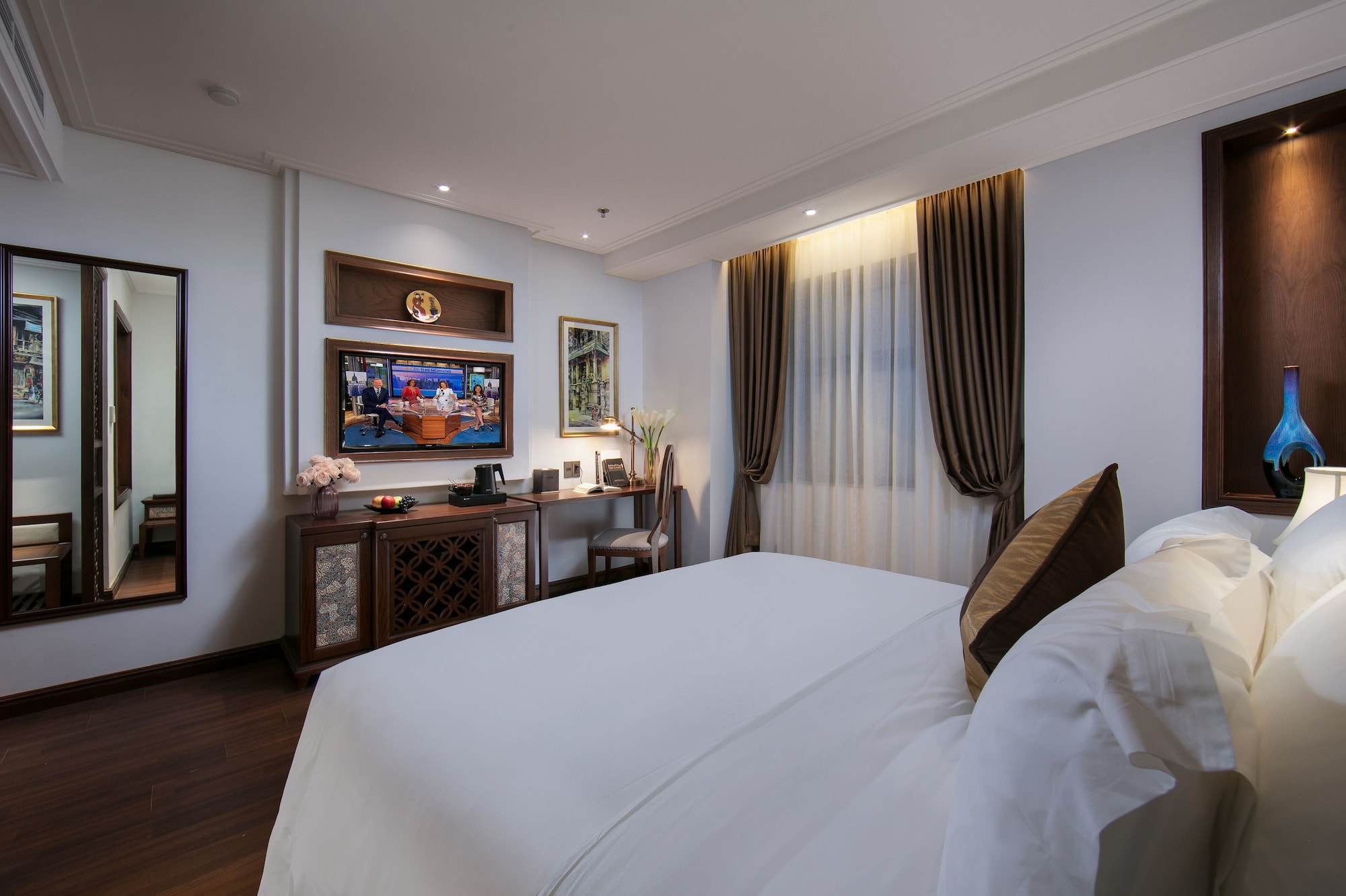 DELUXE, DOUBLE OR TWIN BED