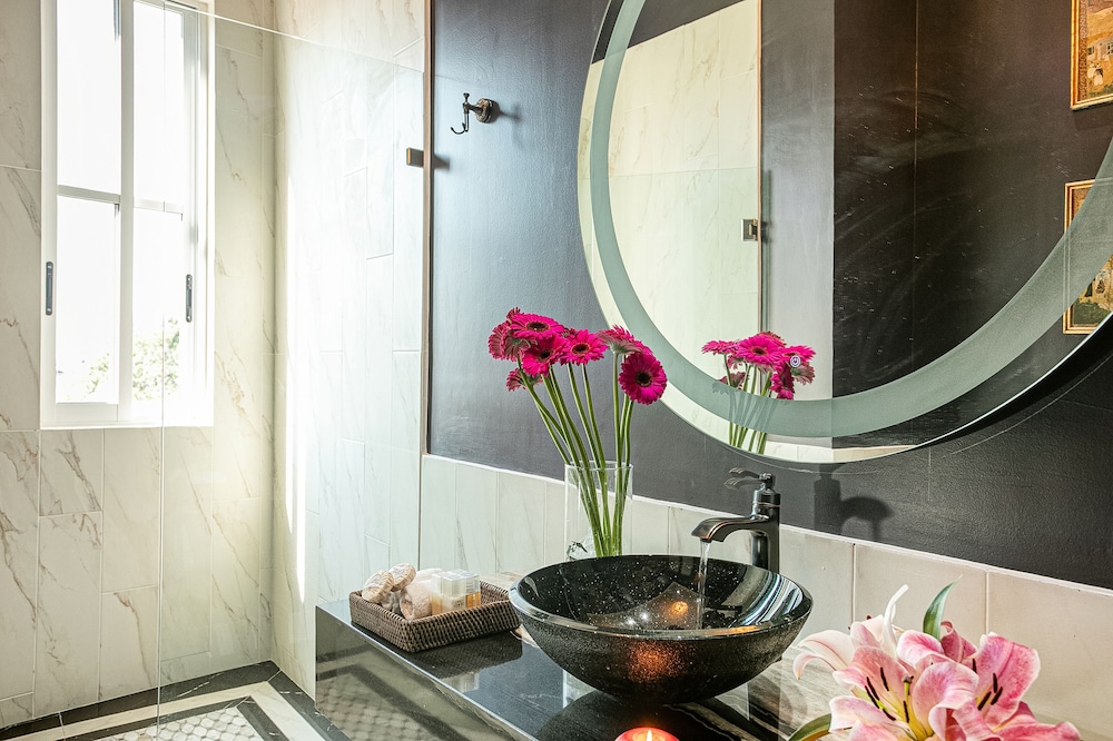 Rivera del Rio Boutique Hotel 79/81