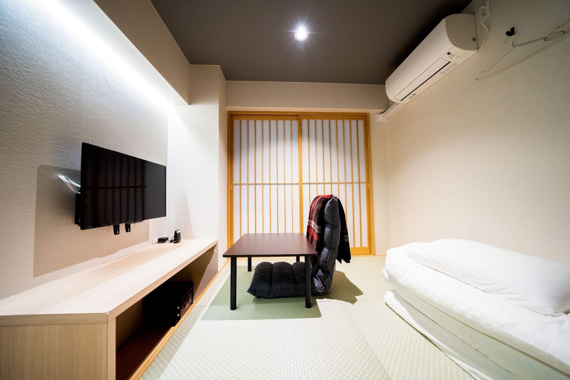 JAPANESE, SHARED BATHROOM