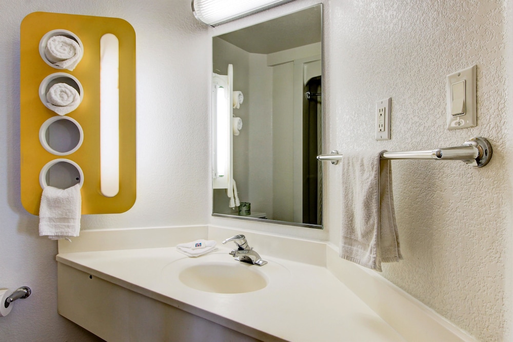 Super 8 by Wyndham Aurora East 18/23