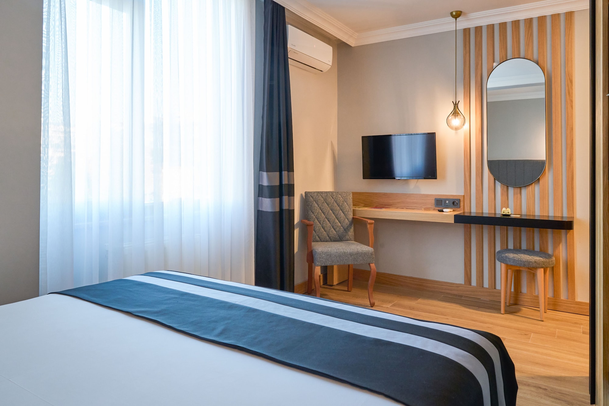 ROOM, SINGLE