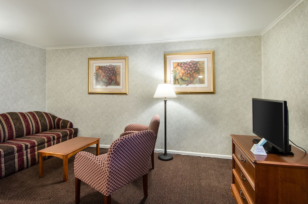 Econo Lodge Inn and Suites Northborough MA 15/22