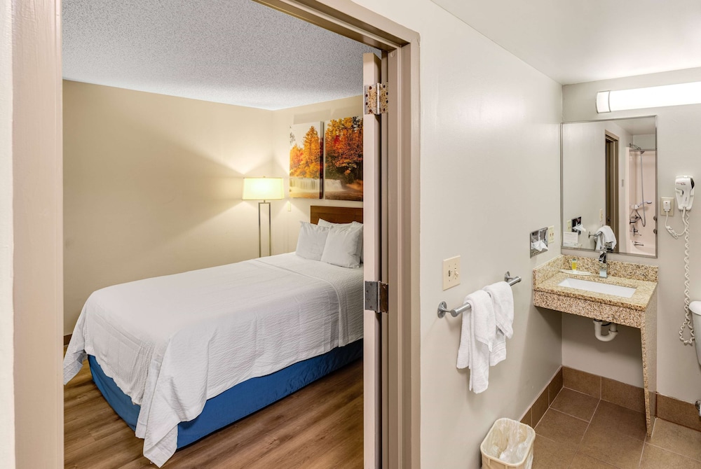 Days Inn by Wyndham Raleigh-Airport-Research Triangle Park 28/28