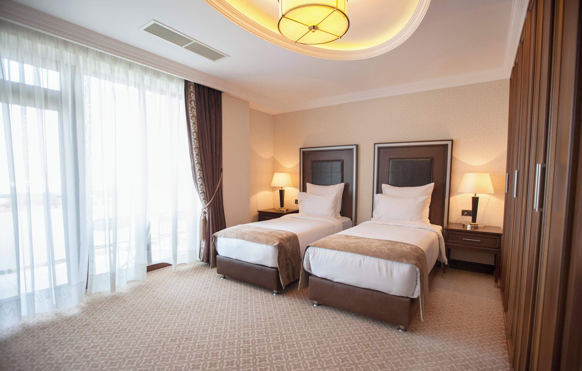 Presidential, King Bed, Single Bed, Sofa, Chinar Hotel & Spa 2/6