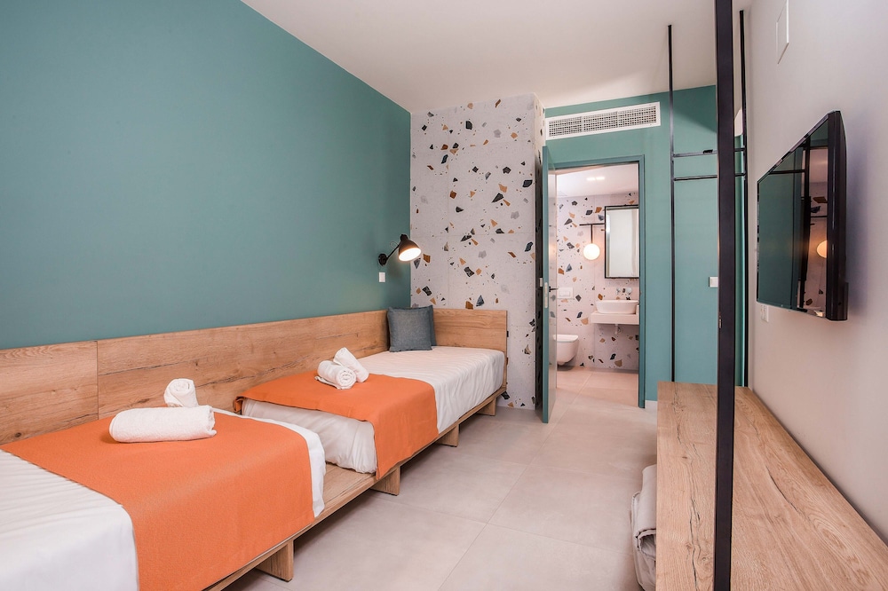 2 Bedrooms, Deluxe, Suite, King and Twin Beds, Mazoren Art Hotel 7/10