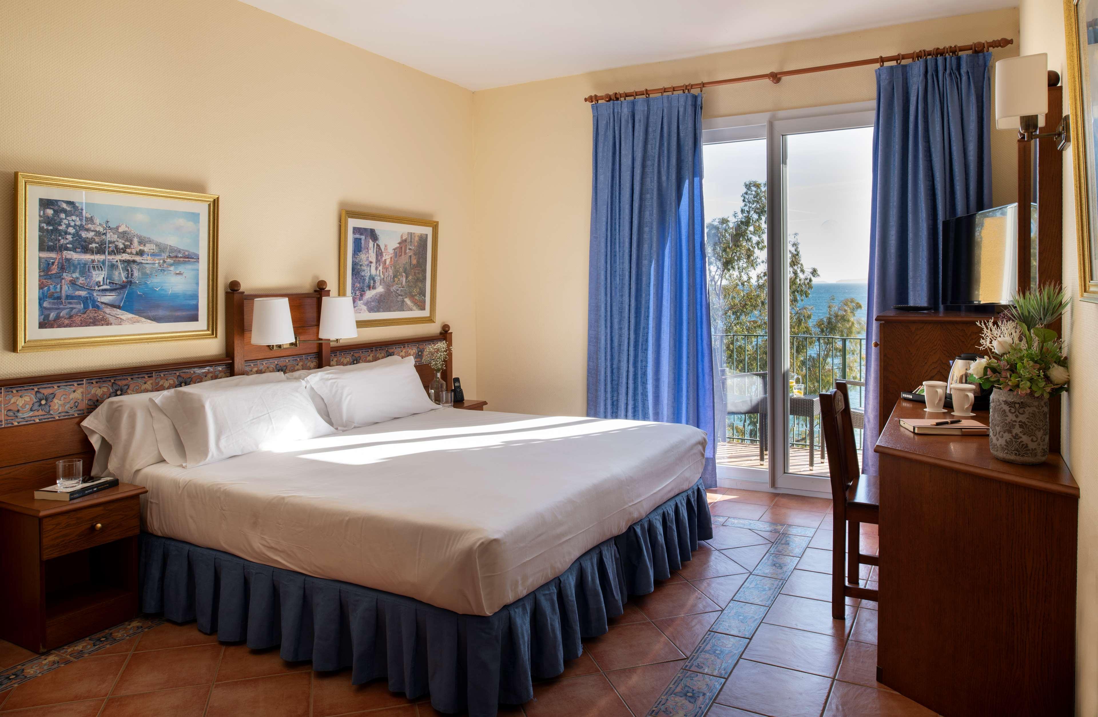 Room, Double Bed, with Extra Bed, Sea Front