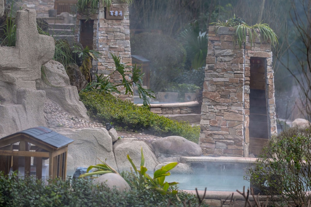 Howard Johnson Huashuiwan Hot Springs Resort Chengdu 41/41