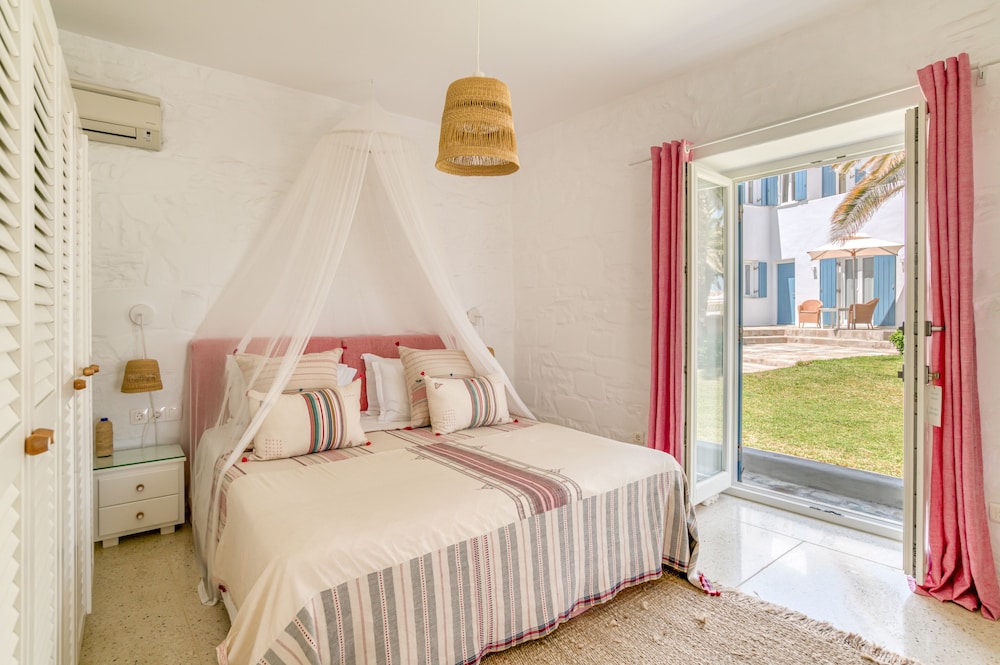 شقة بسرير مزدوج وسرير فردي بإطلالة على الحديقة والبحر بغرفة نوم واحدة