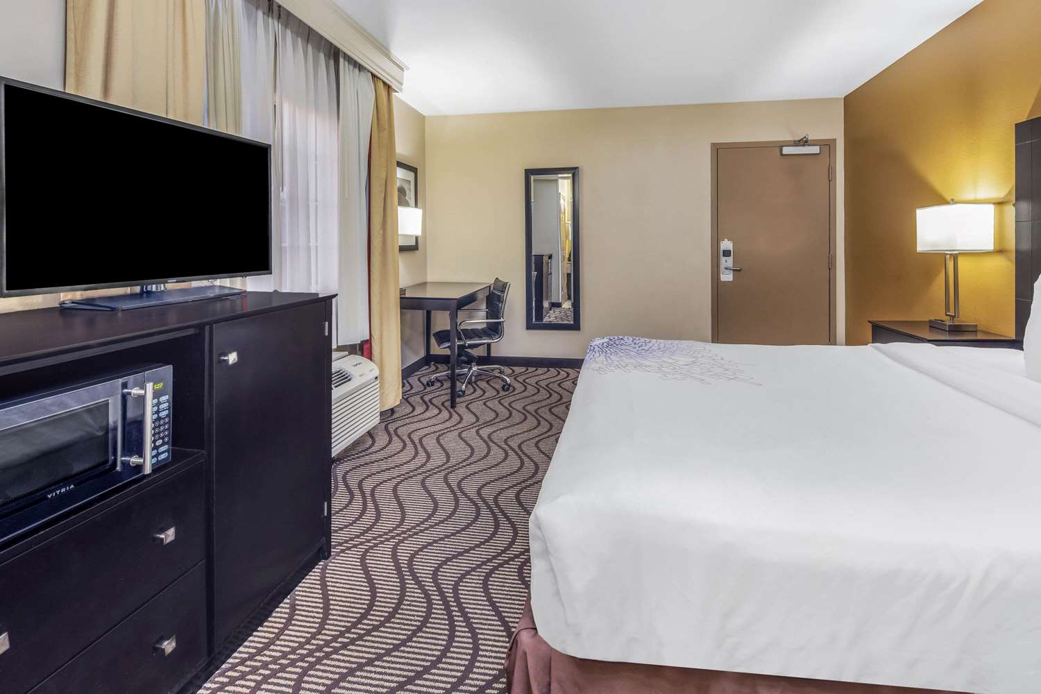 La Quinta Inn and Suites by Wyndham Carlsbad Legoland Area 12/22