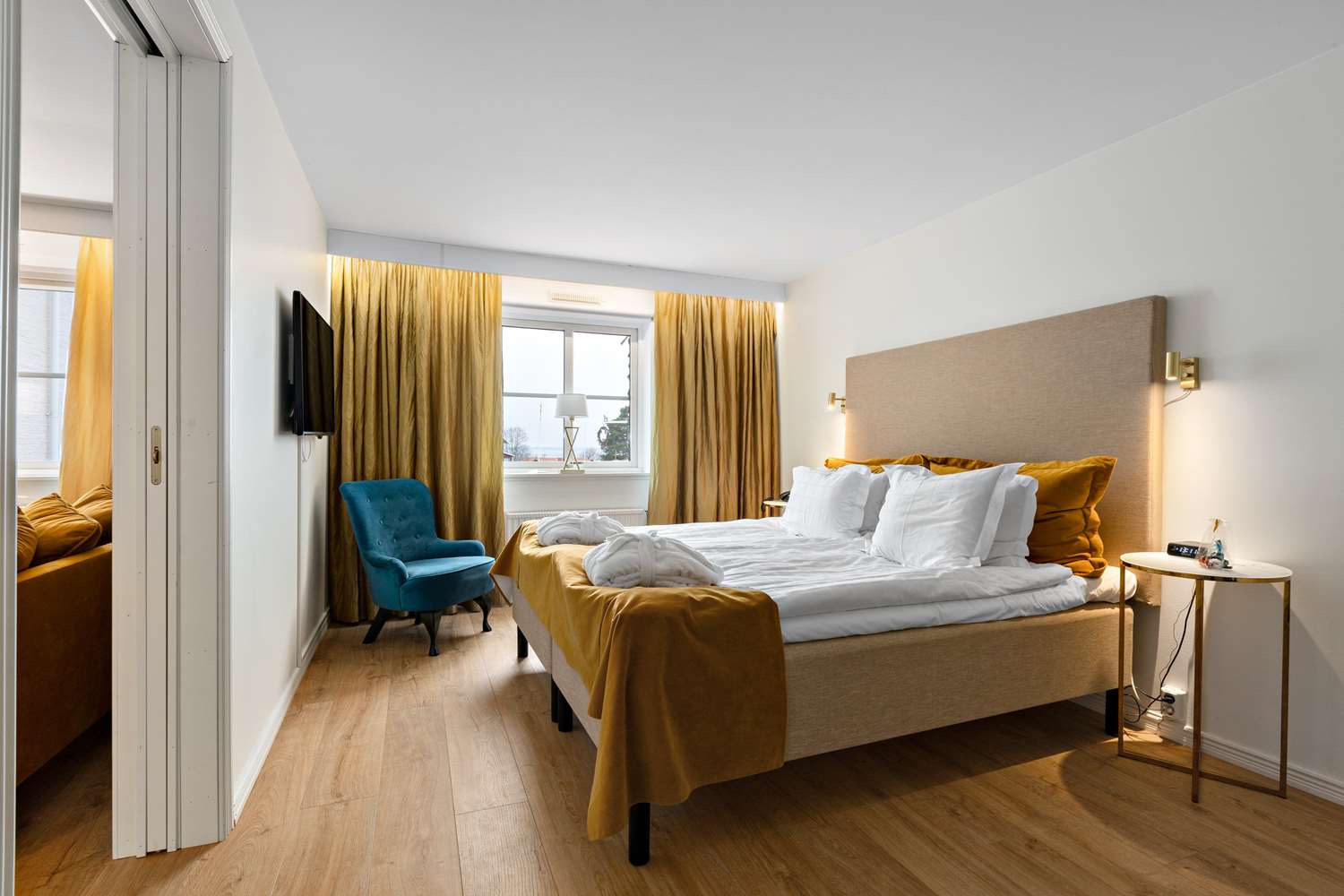 Suite, King Bed, Lake View, Hot Tub