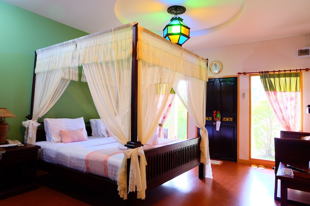 P Paradise Hotel 15/50