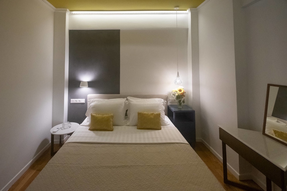 Athenian Yard Suites 10/50