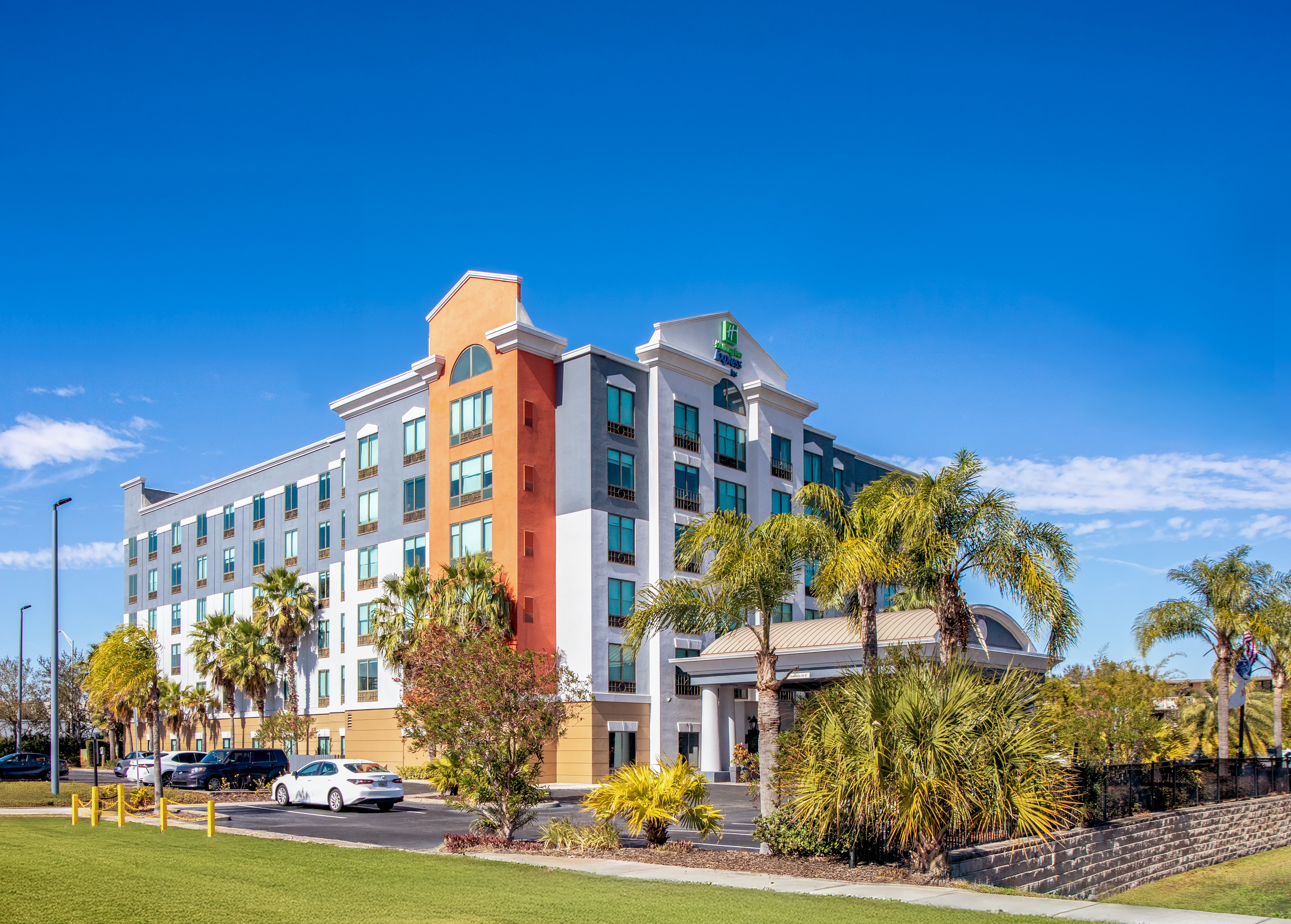 Holiday Inn Express and Suites Orlando - International Drive 6/79
