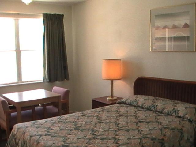 HOMETOWN INN GALION 13/18