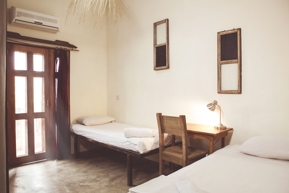 CLASSIC, TWIN BEDS, PRIVATE BATHROOM