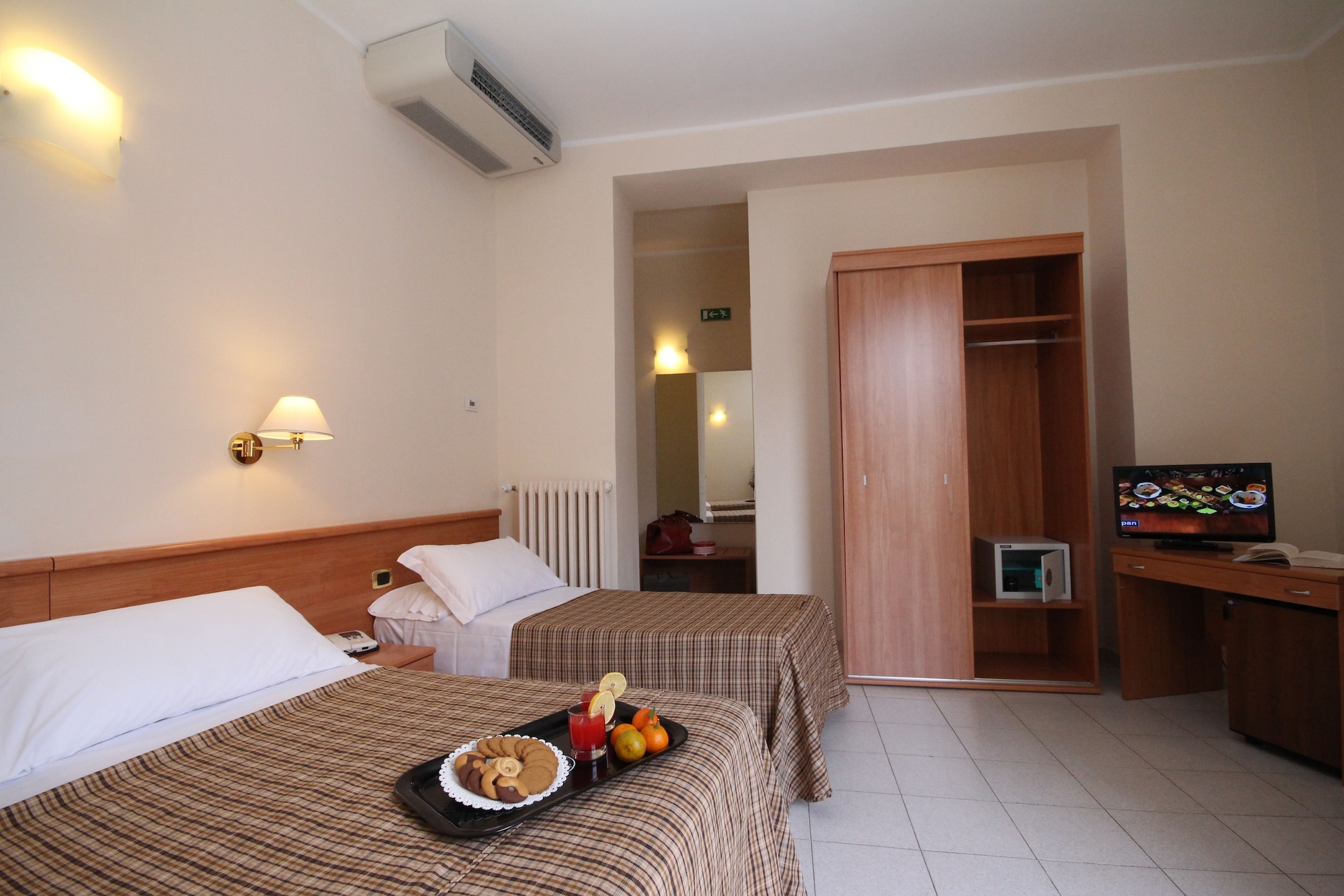 ROOM, TRIPLE