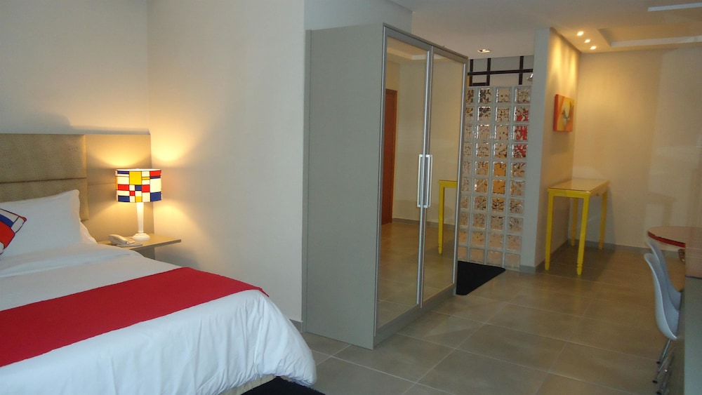 Mondrian Suite Hotel 20/82