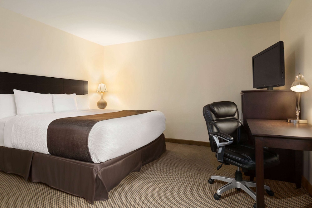 Efficiency, 1 King and 2 Double Beds