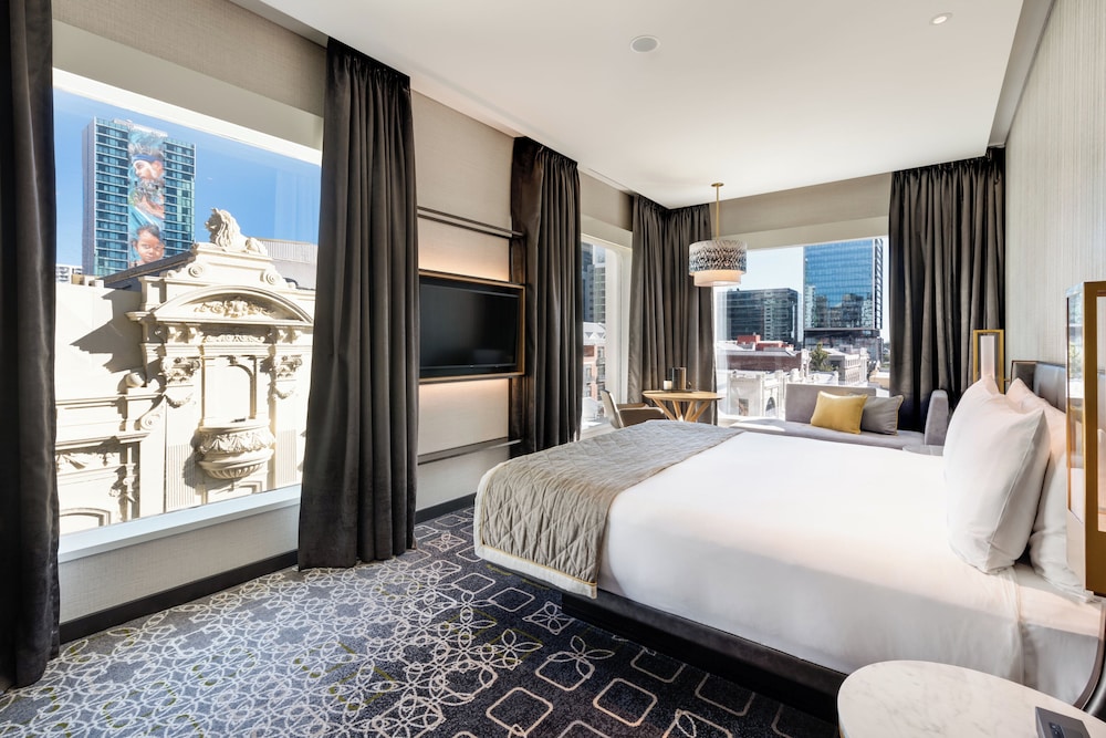 PREMIUM, KING BED, CITY VIEW, CORNER