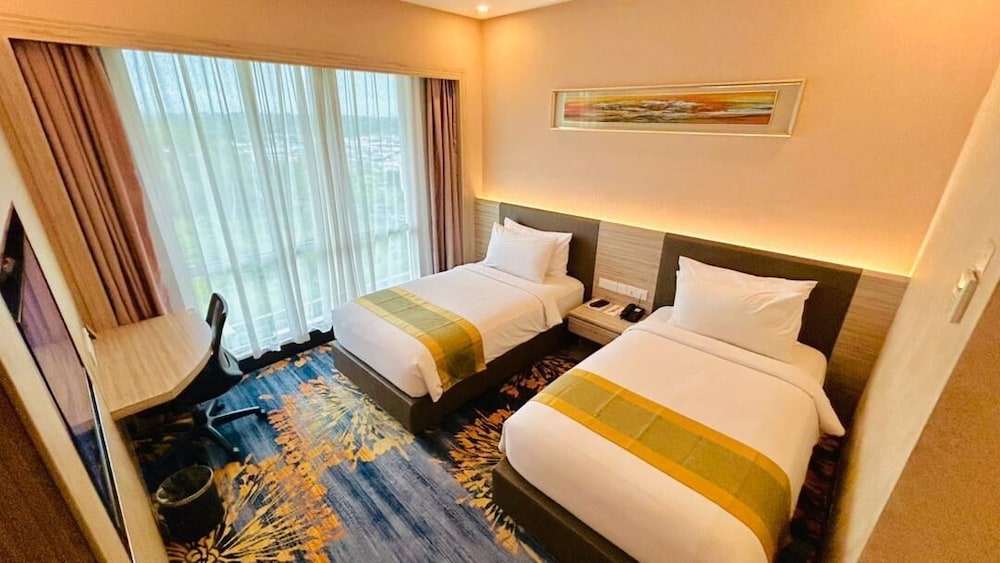 V8 Hotel 4/34