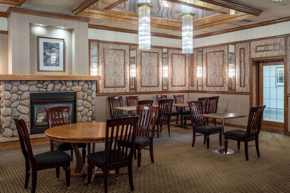 Ramada by Wyndham Thunder Bay Airlane Hotel 33/50