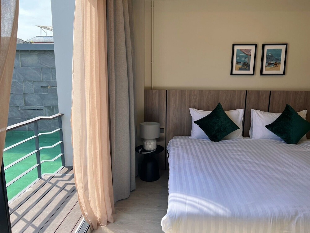 Premium, Queen Bed, Resort View, Balcony