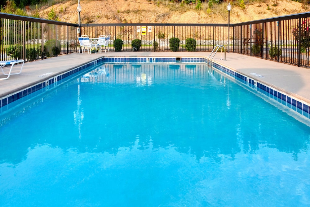 Holiday Inn Express Hurricane Mills Waverly 42/62