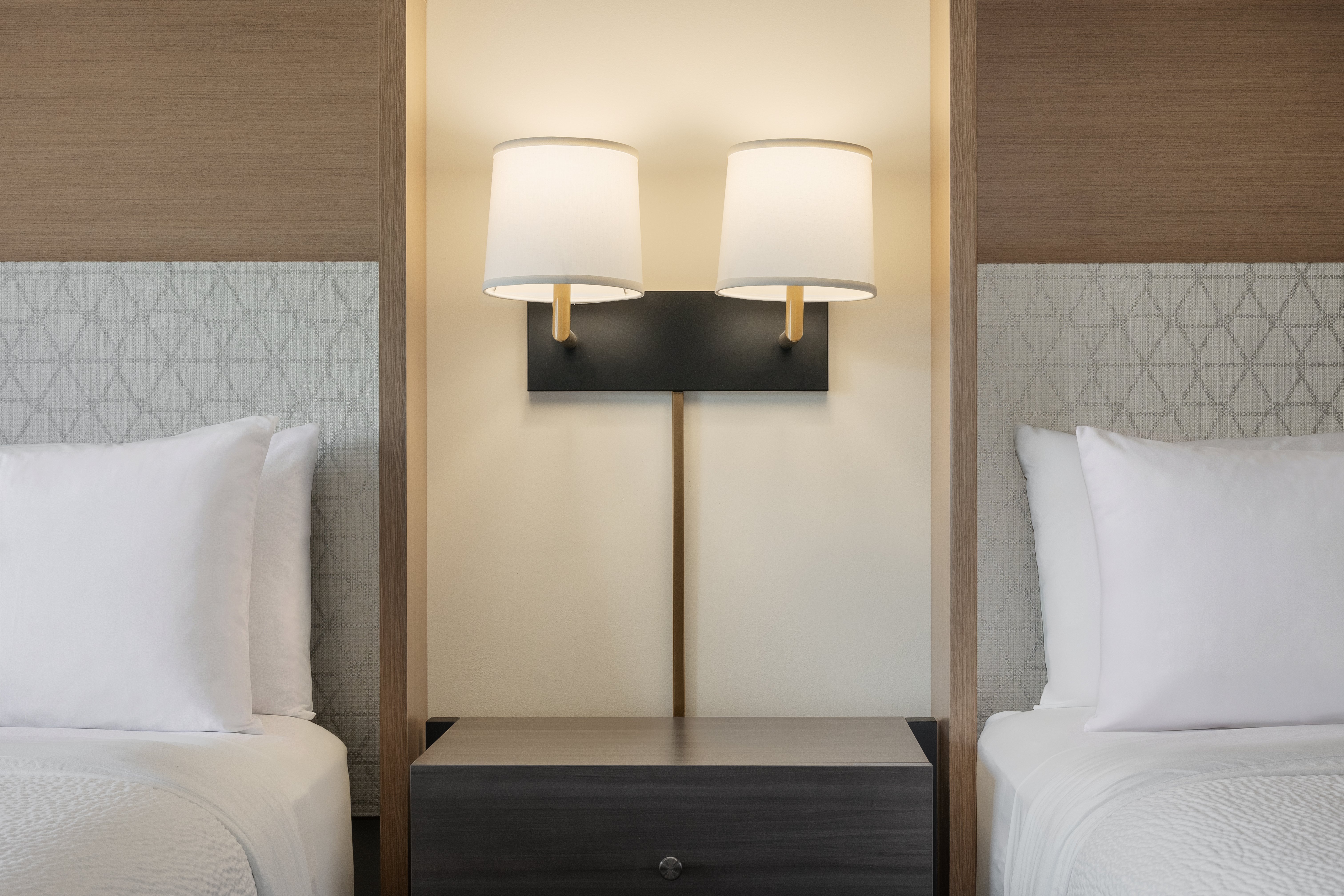 Elk Lake Inn Suites Victoria 34/81