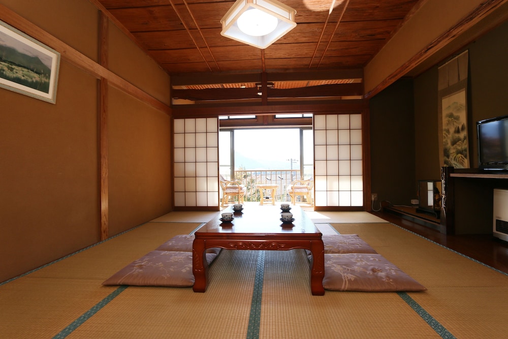 JAPANESE, SHARED BATHROOM