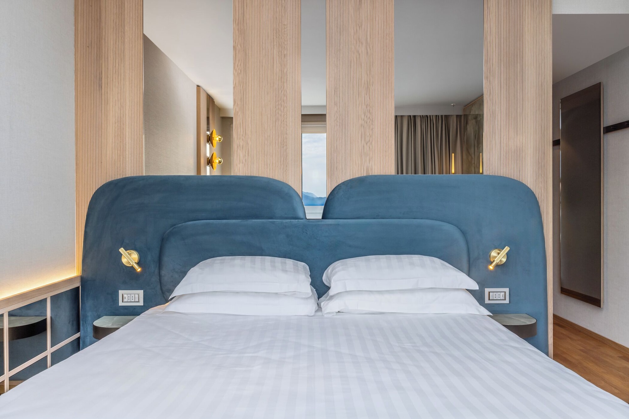 1 BEDROOM, BELLAVISTA, DELUXE, DOUBLE BED, LAKE VIEW, BALCONY