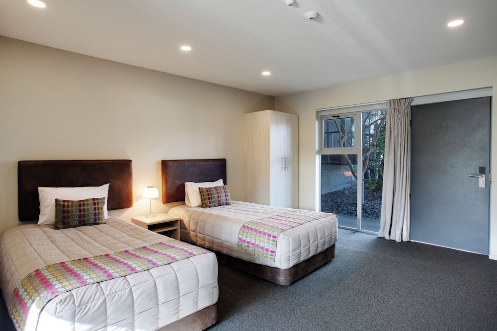 Ellerslie Palms Motel 22/68