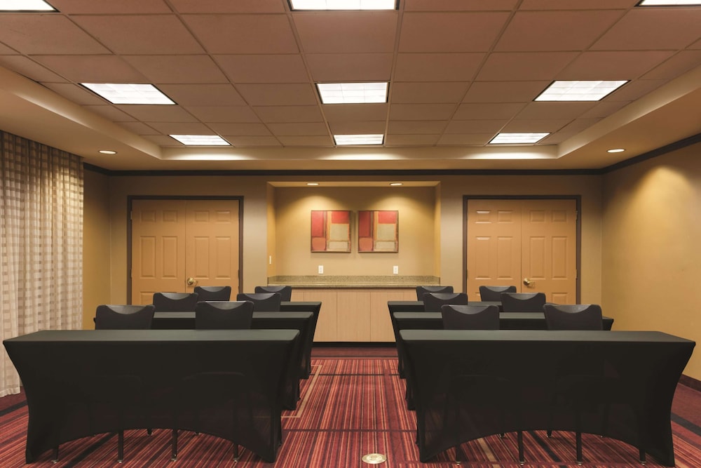 La Quinta Inn & Suites by Wyndham Atlanta Ballpark/Galleria 58/64